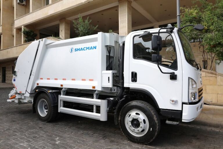 Sewer cleaning truck